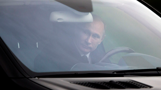 Vladimir Putin afirma que le gustaría conducir un Tesla: “En Rusia no solo conducimos tanques”<em></em>